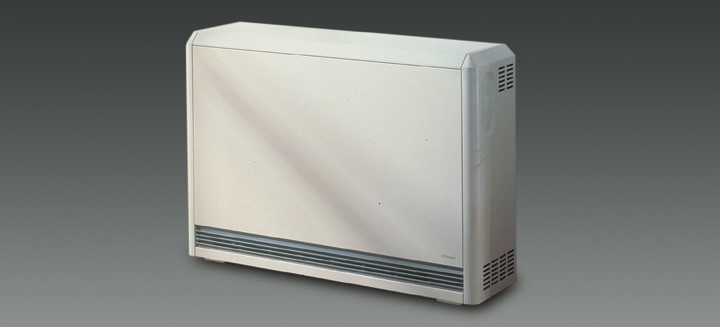 HVAC techniekers plaatsen een Fujitsu airco met netjes weggewerkte leidingen, trillingsdempers en geluidsreducerende afwerking